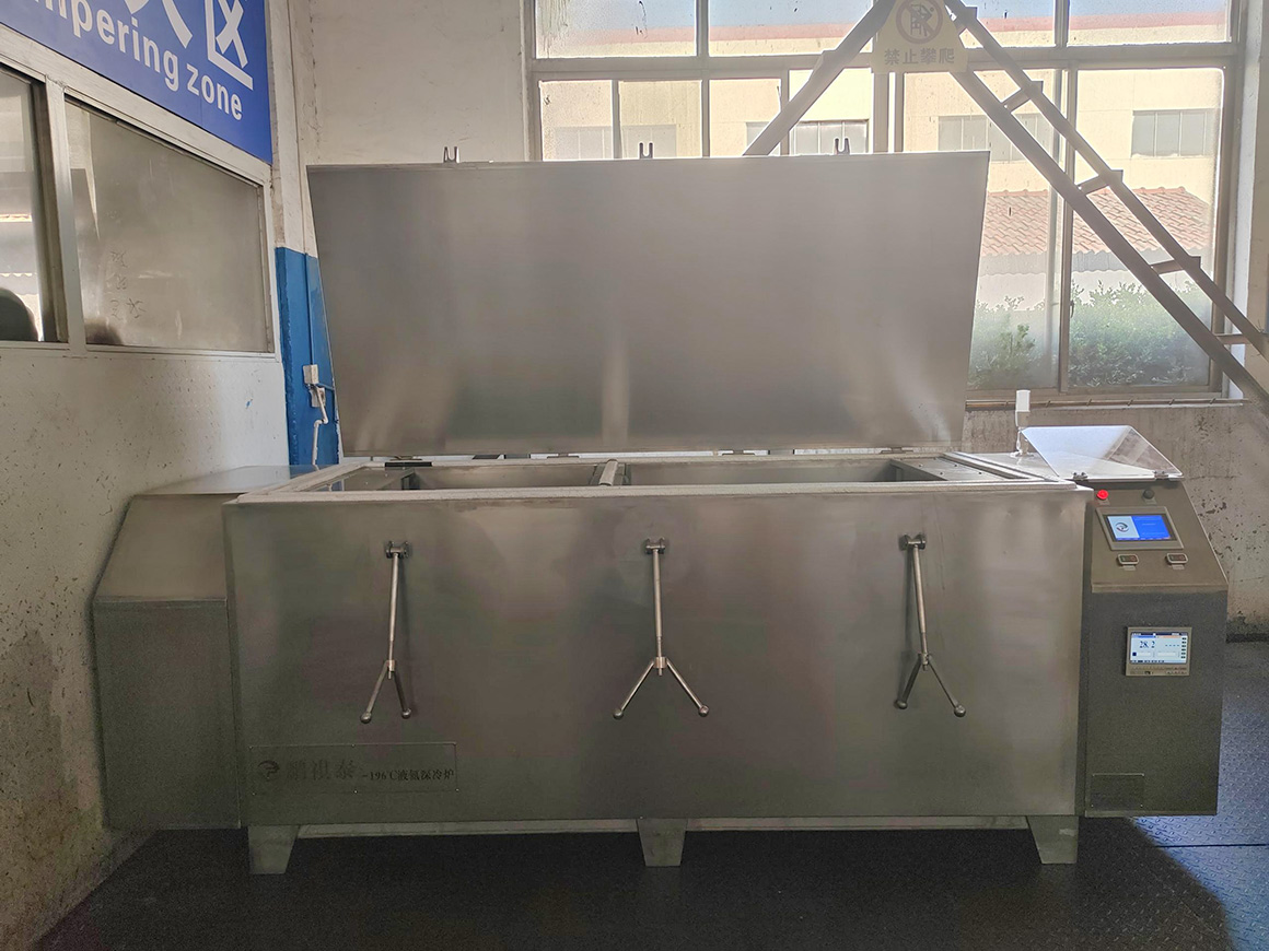 模块式组合深冷设备现场，可根据客户深冷产品大小量身定做，大大节约液氮消耗。